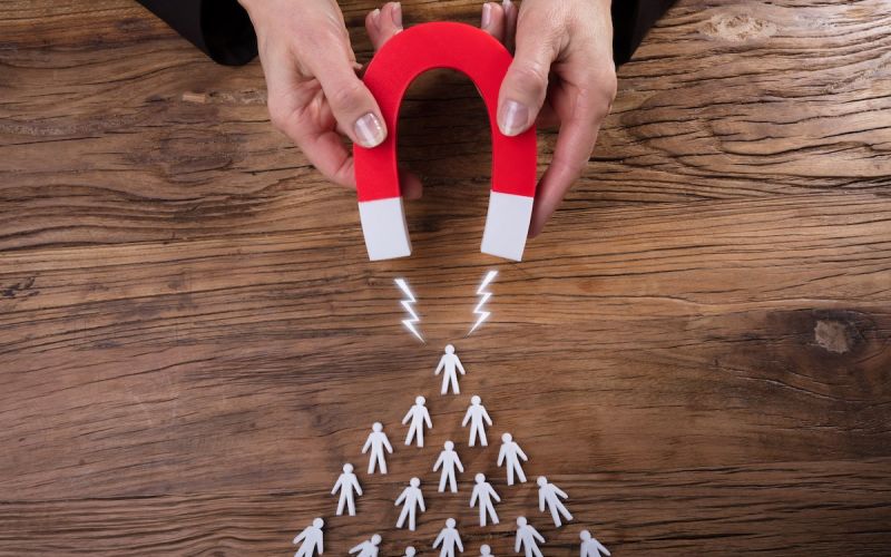 Graphic of magnet attracting several new leads to illustrate how a Houston business can get more leads